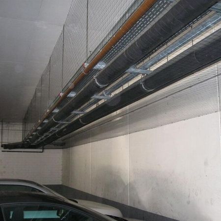 Rohre die im Parkhaus an der Decke hängen