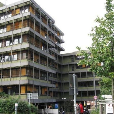 Ein eckiges Hochhaus von Außen