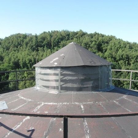Ein rundes Dach mit einem Wald im Hintergrund