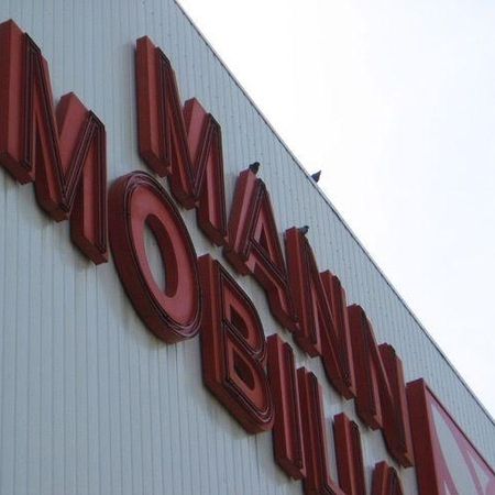 Das Logo von Mann Mobiliar an einem Gebäude
