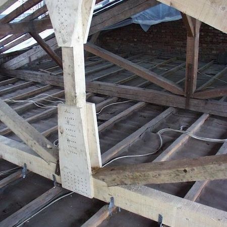 Dachstuhl mit Abdeckplanen von Innen