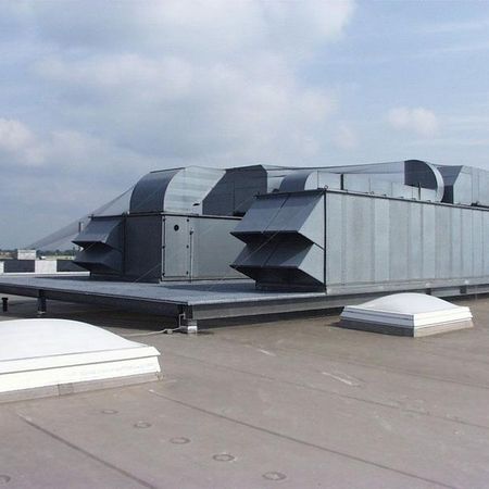 Lüftungssystem eines großen Gebäudes steht auf dem Dach