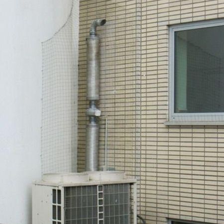 Taubenabwehr durch ein Netz das über einer Lüftung hängt