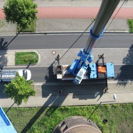 Aussicht von einem Kran nach unten auf die Straße