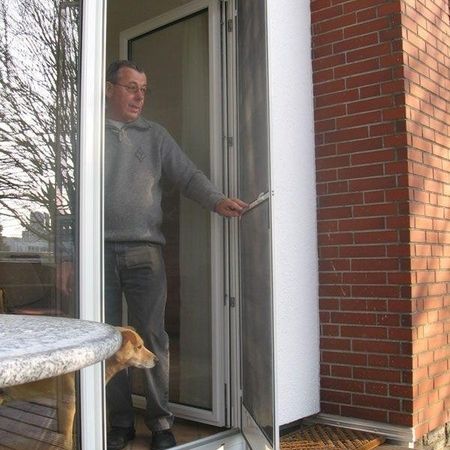Mann und Hund stehen in einer Drehtür