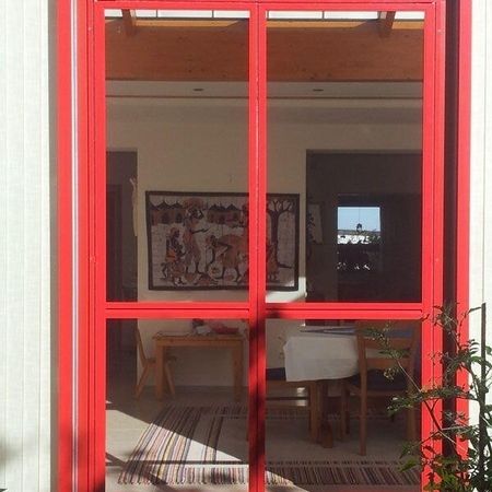 Rote Pendeltür mit Sicht nach Innen