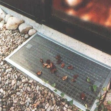 Insektenschutz an einem Gitter auf dem Boden