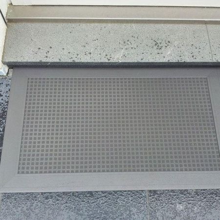 Lichtschacht - Abdeckung nach Maß an einer Haustür