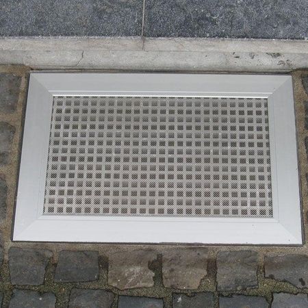 Lichtschacht - Abdeckung nach Maß an einer Haustür